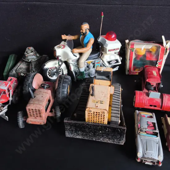COLLECTION COLLECTION OF VINTAGE TOYS, INCLUDING VINTAGE FARM MACHINERY MODELS