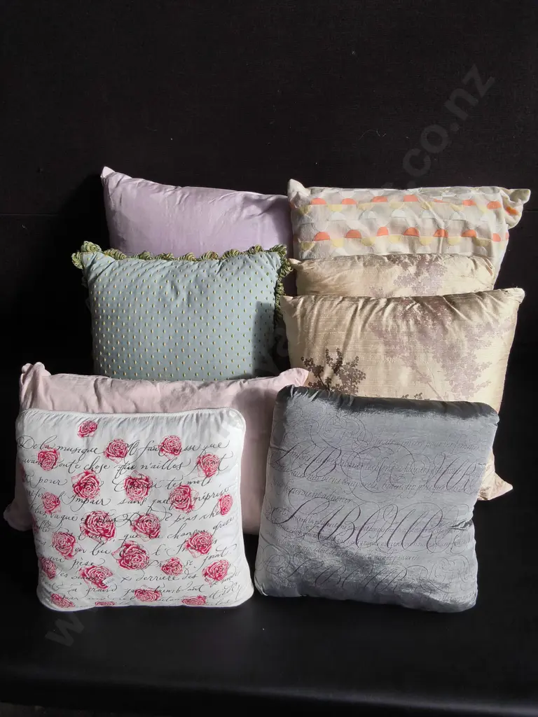 8 DECORATIVE CUSHIONS Image 1++