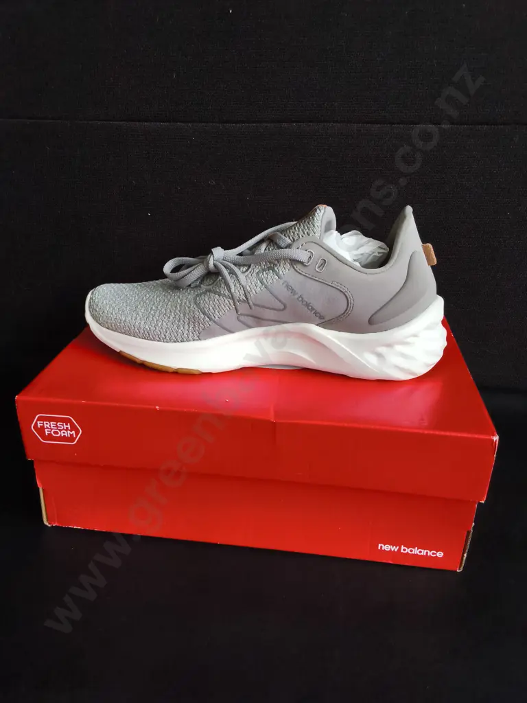 BRAND NEW PAIR OF NEW BALANCE ATHLETIC TRAINERS, SIZE 10.5 Image 1++