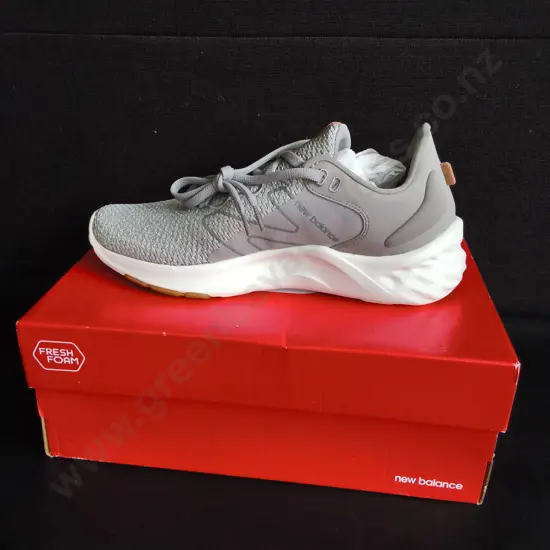 BRAND NEW PAIR OF NEW BALANCE ATHLETIC TRAINERS, SIZE 10.5