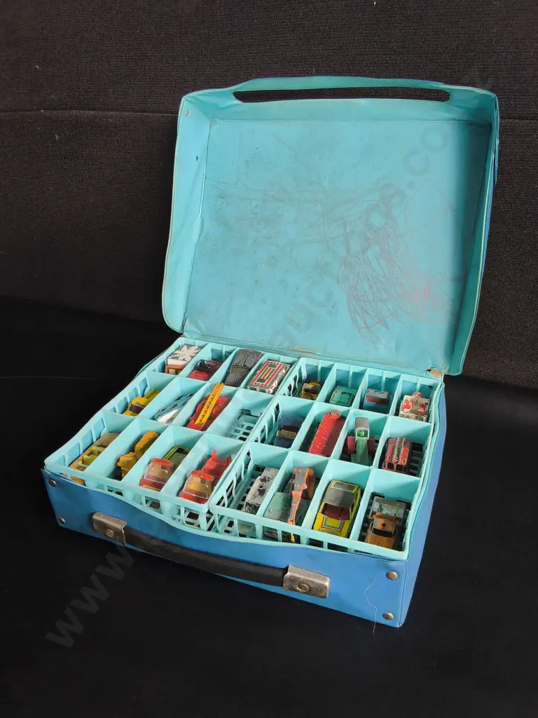 VINTAGE MATCHBOX LESNEY SERIES COLLECTOR'S CASE, INCLUDING DIE CAST CARS Image 1++