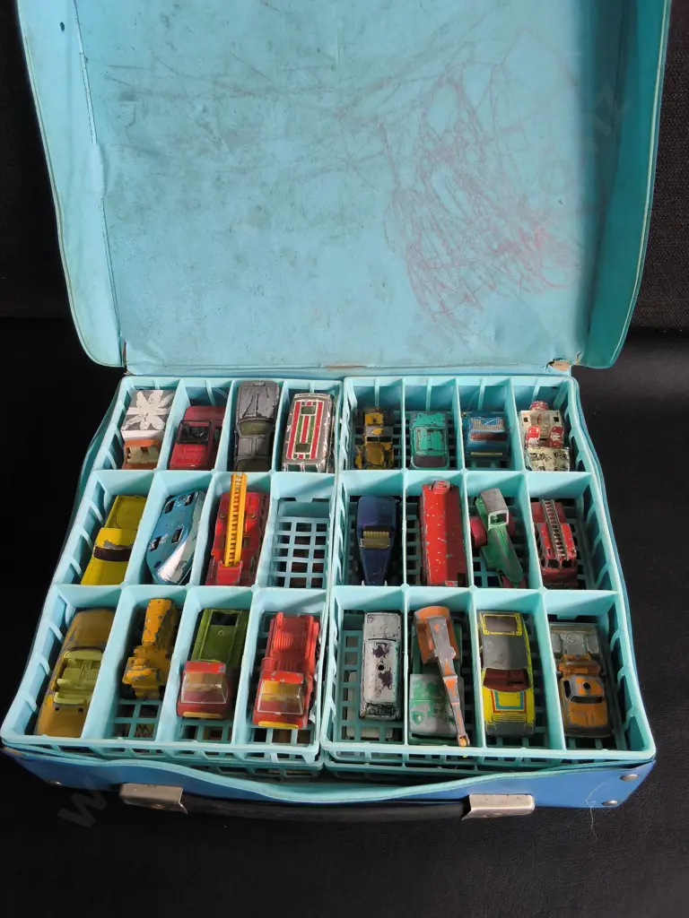 VINTAGE MATCHBOX LESNEY SERIES COLLECTOR'S CASE, INCLUDING DIE CAST CARS Image 1++
