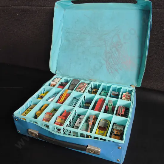 VINTAGE MATCHBOX LESNEY SERIES COLLECTOR'S CASE, INCLUDING DIE CAST CARS