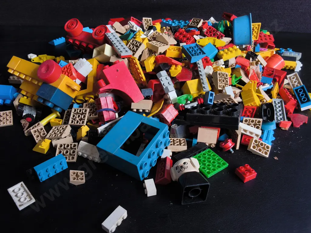 BOX MIX OF VINTAGE LEGO Image 1++
