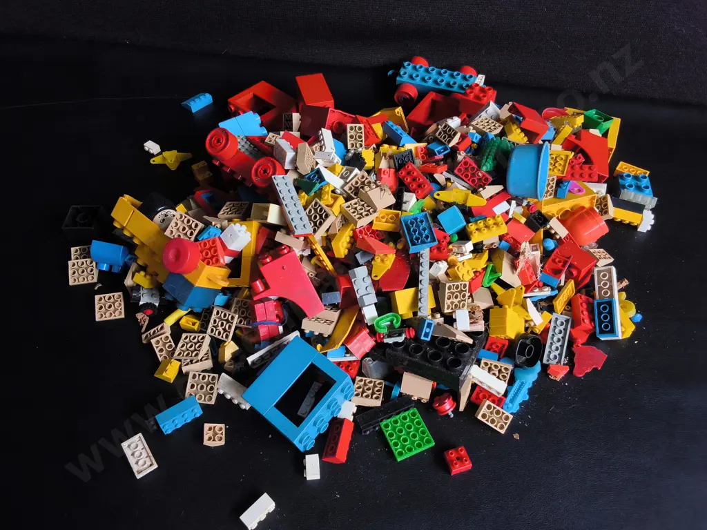 BOX MIX OF VINTAGE LEGO Image 1++