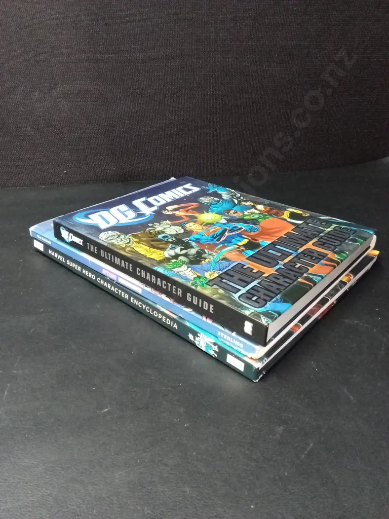 3 SUPERHERO BOOKS Image 1++