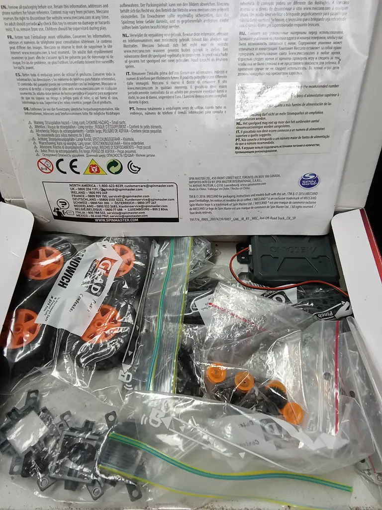 2 MECCANO SETS, EVOLUTION CRANE TRUCK AND 4X4 OFF-ROAD TRUCK Image 1++