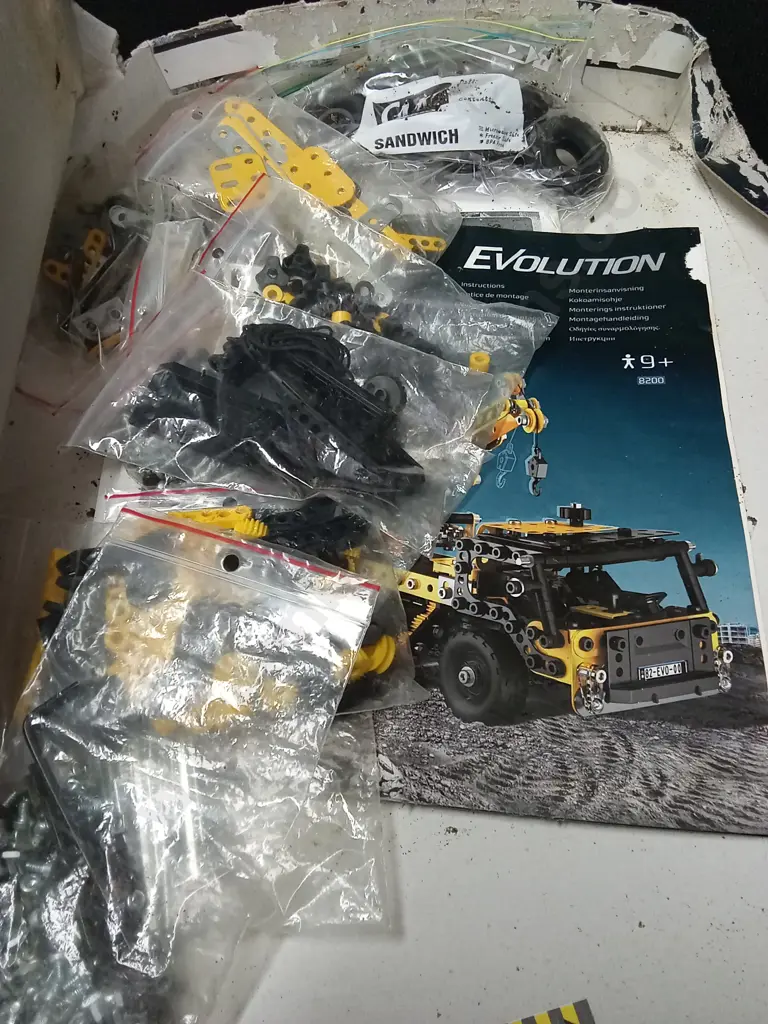 2 MECCANO SETS, EVOLUTION CRANE TRUCK AND 4X4 OFF-ROAD TRUCK Image 1++