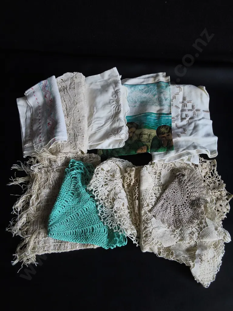 VINTAGE LINEN AND DOILIES Image 1++