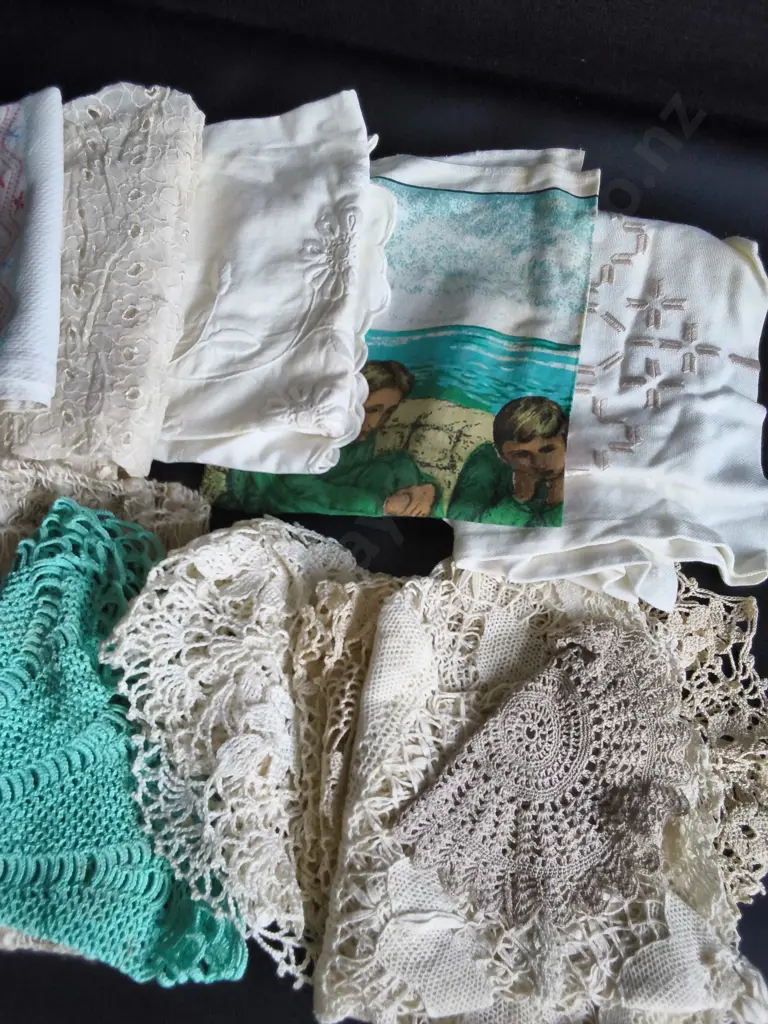 VINTAGE LINEN AND DOILIES Image 1++