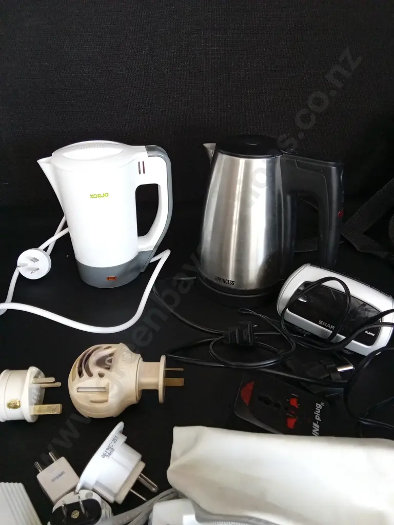DUFFLE BAG OF MISCELLANEOUS ITEMS Image 1++