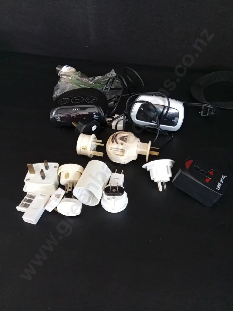DUFFLE BAG OF MISCELLANEOUS ITEMS Image 1++