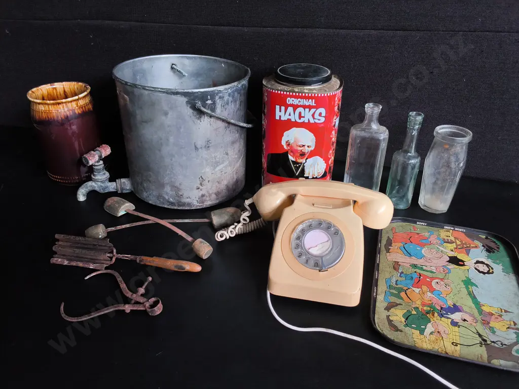 MIX OF VINTAGE ITEMS, INCLUDING ROTARY DIAL TELEPHONE, VINTAGE TIN, ETC, TALLEST H 25 CM Image 1++