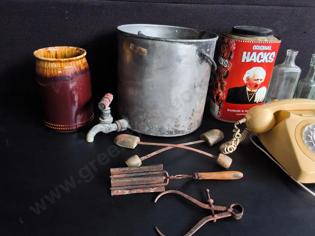 MIX OF VINTAGE ITEMS, INCLUDING ROTARY DIAL TELEPHONE, VINTAGE TIN, ETC, TALLEST H 25 CM Image 1++