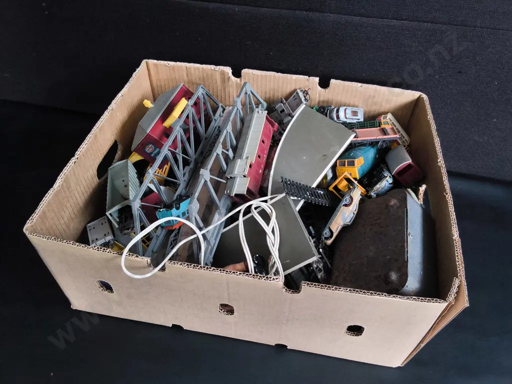 BOX MIX OF VINTAGE TOYS Image 1++
