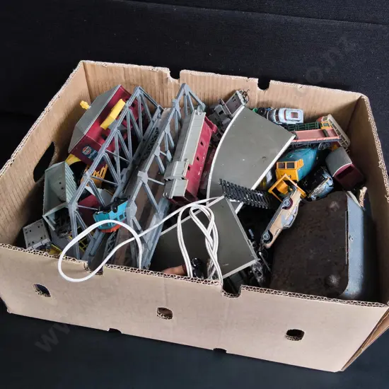 BOX MIX OF VINTAGE TOYS