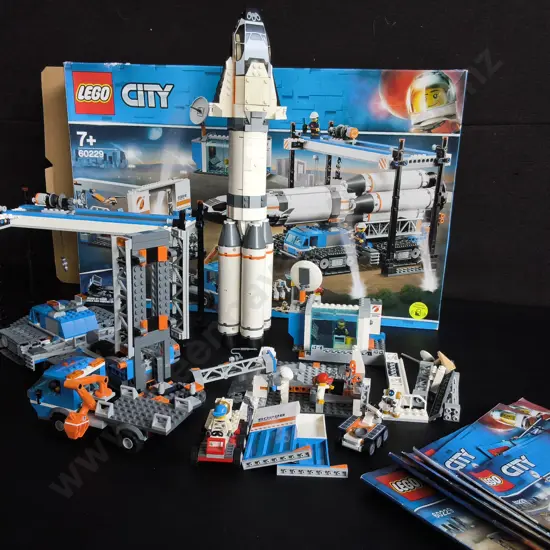 LEGO CITY ROCKET ASSEMBLY & TRANSPORT BUILDING SET WITH BOX