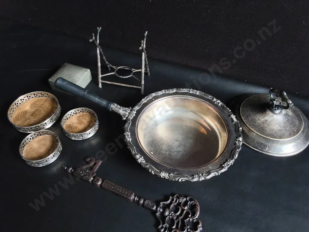 COLLECTION OF VINTAGE SILVER PLATED TABLEWARE AND DECOR Image 1++