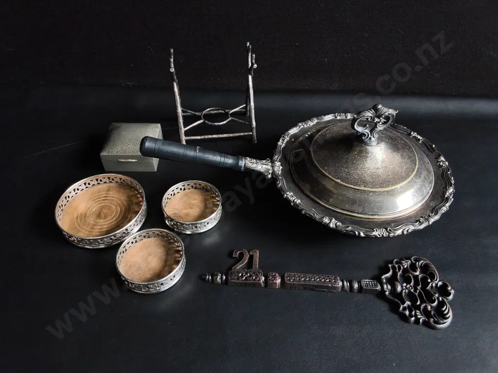 COLLECTION OF VINTAGE SILVER PLATED TABLEWARE AND DECOR Image 1++
