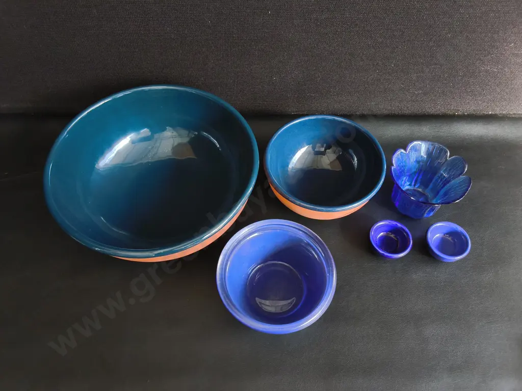 6 PIECES COBALT BLUE AND GLAZED TERRACOTTA TABLEWARE, BOWLS AND ART GLASS, WIDEST DIA 28 CM Image 1++