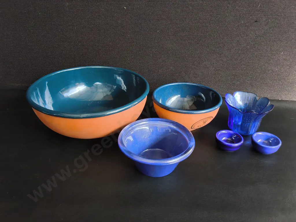 6 PIECES COBALT BLUE AND GLAZED TERRACOTTA TABLEWARE, BOWLS AND ART GLASS, WIDEST DIA 28 CM Image 1++