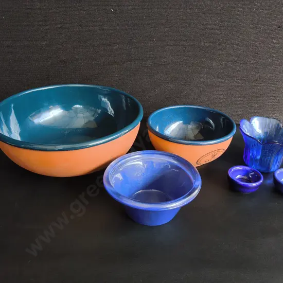 6 PIECES COBALT BLUE AND GLAZED TERRACOTTA TABLEWARE, BOWLS AND ART GLASS, WIDEST DIA 28 CM