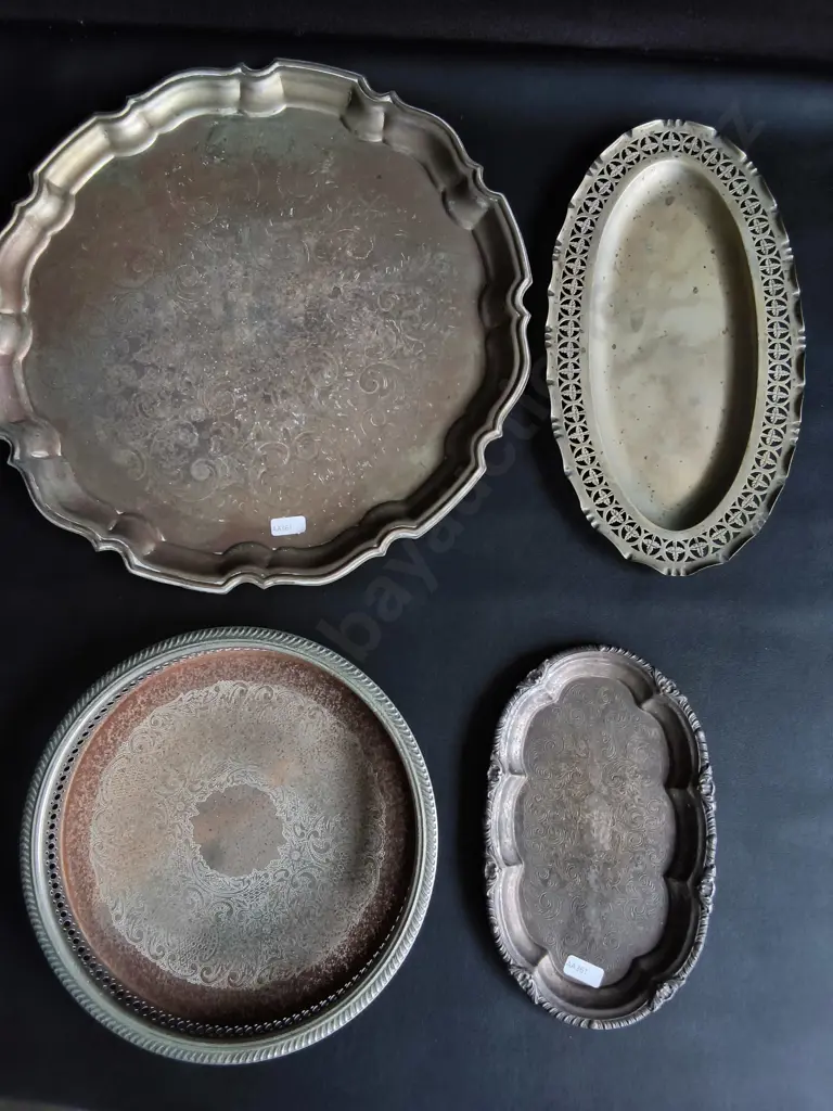 4 VINTAGE DECORATIVE SERVING PLATTERS AND TRAYS, WIDEST DIA 42 CM Image 1++