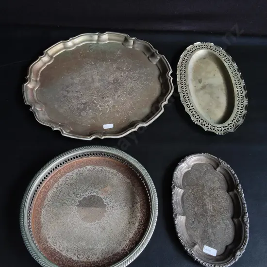 4 VINTAGE DECORATIVE SERVING PLATTERS AND TRAYS, WIDEST DIA 42 CM