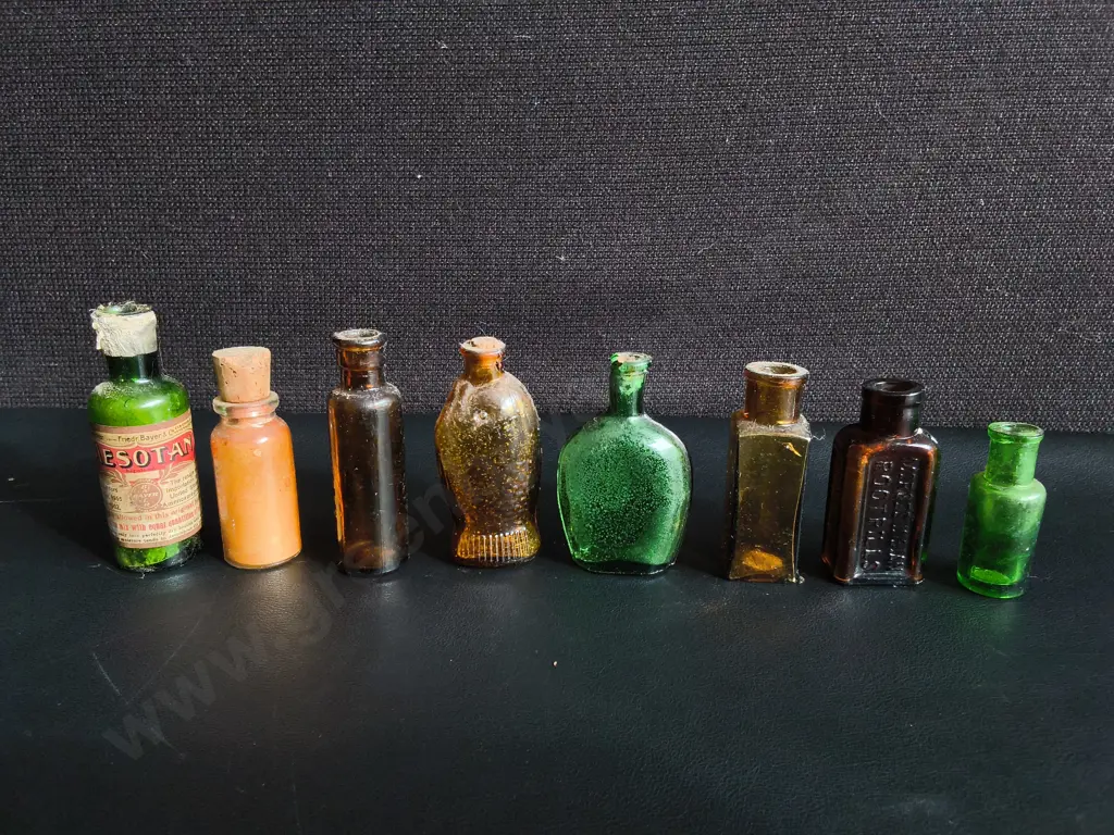 COLLECTION OF 8 VINTAGE AND ANTIQUE MINIATURE GLASS BOTTLES, TALLEST H 8 CM Image 1++