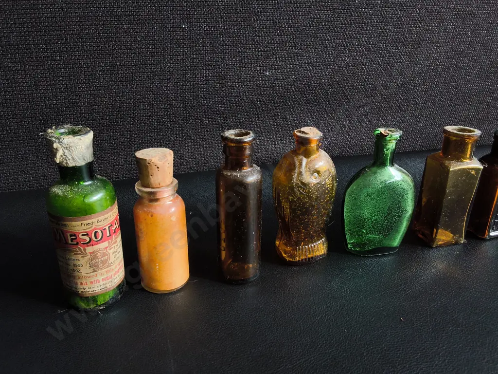COLLECTION OF 8 VINTAGE AND ANTIQUE MINIATURE GLASS BOTTLES, TALLEST H 8 CM Image 1++