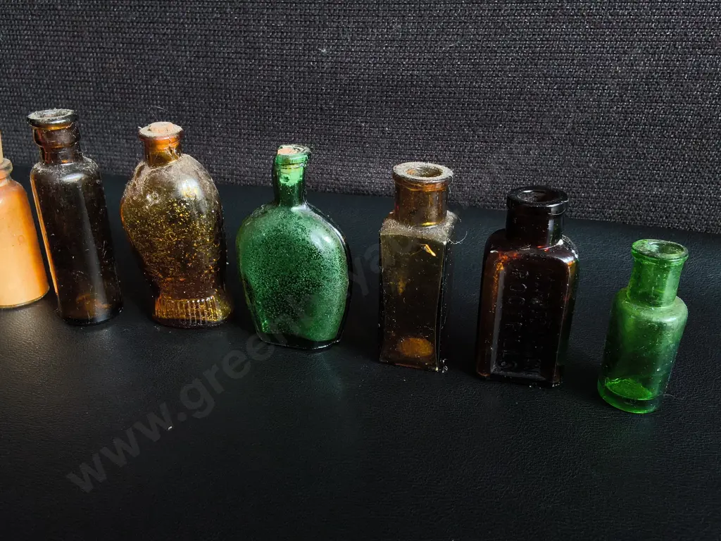 COLLECTION OF 8 VINTAGE AND ANTIQUE MINIATURE GLASS BOTTLES, TALLEST H 8 CM Image 1++