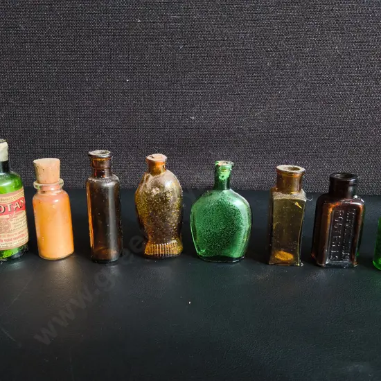 COLLECTION OF 8 VINTAGE AND ANTIQUE MINIATURE GLASS BOTTLES, TALLEST H 8 CM