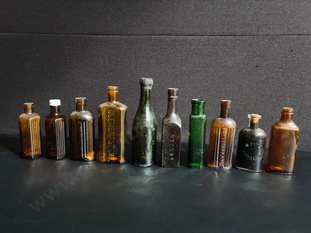 COLLECTION OF 10 VINTAGE AND ANTIQUE GLASS BOTTLES, TALLEST H 20 CM Image 1++