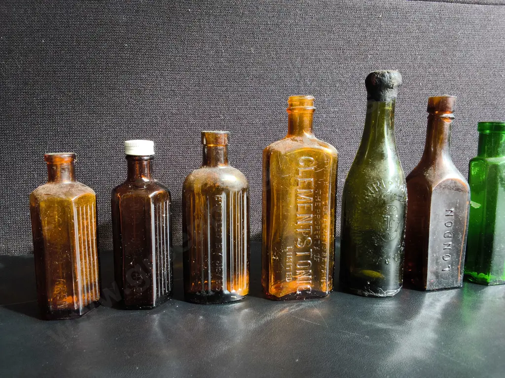 COLLECTION OF 10 VINTAGE AND ANTIQUE GLASS BOTTLES, TALLEST H 20 CM Image 1++