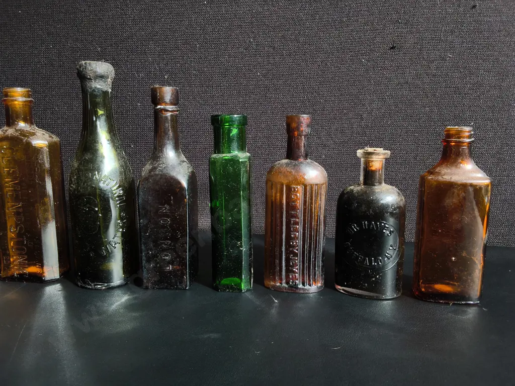 COLLECTION OF 10 VINTAGE AND ANTIQUE GLASS BOTTLES, TALLEST H 20 CM Image 1++