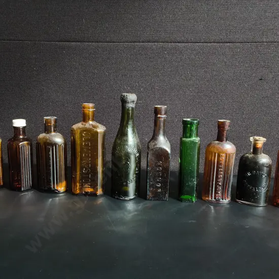 COLLECTION OF 10 VINTAGE AND ANTIQUE GLASS BOTTLES, TALLEST H 20 CM