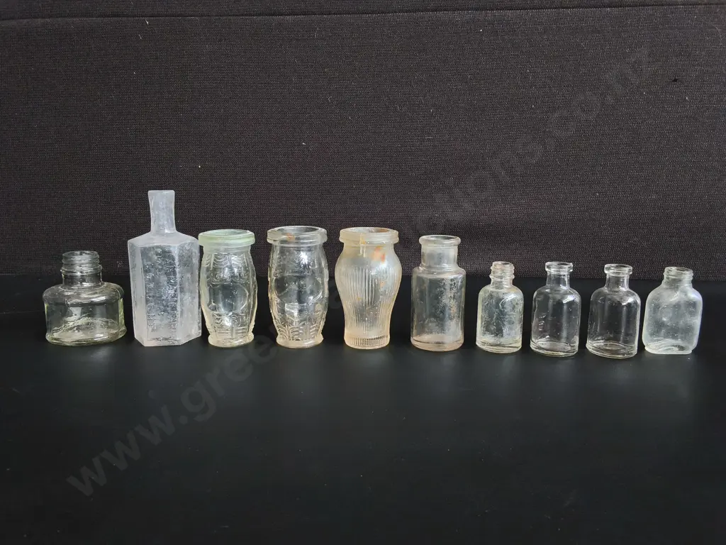 COLLECTION OF 10 VINTAGE AND ANTIQUE GLASS BOTTLES, TALLEST H 11 CM Image 1++