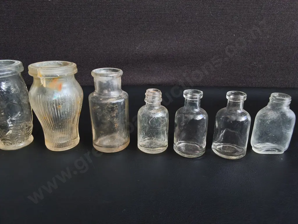 COLLECTION OF 10 VINTAGE AND ANTIQUE GLASS BOTTLES, TALLEST H 11 CM Image 1++