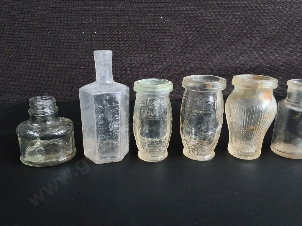 COLLECTION OF 10 VINTAGE AND ANTIQUE GLASS BOTTLES, TALLEST H 11 CM Image 1++