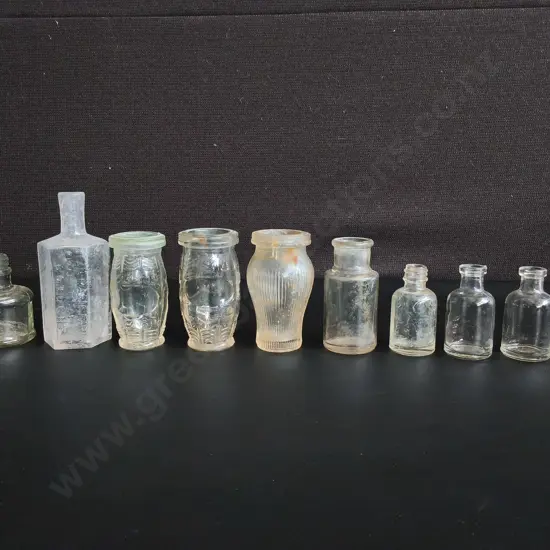 COLLECTION OF 10 VINTAGE AND ANTIQUE GLASS BOTTLES, TALLEST H 11 CM
