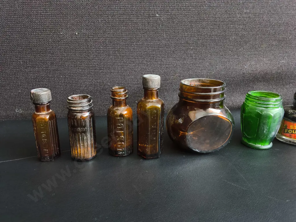 COLLECTION OF 9 VINTAGE MINIATURE GLASS BOTTLES AND INKWELLS, TALLEST H 9.5 CM Image 1++