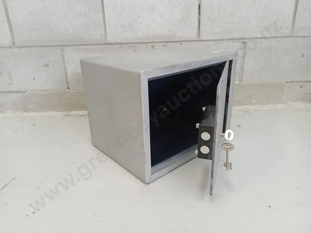 SMALL METAL SAFE WITH TURN KEY, H 30 CM X W 38CM X D 30CM Image 1++