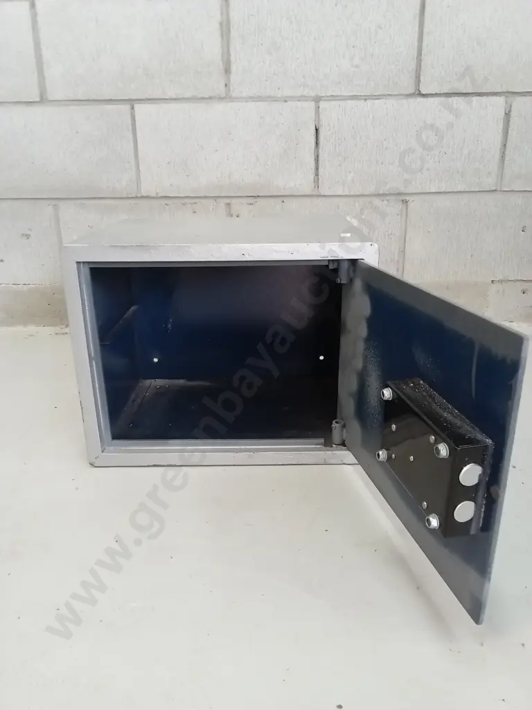 SMALL METAL SAFE WITH TURN KEY, H 30 CM X W 38CM X D 30CM Image 1++