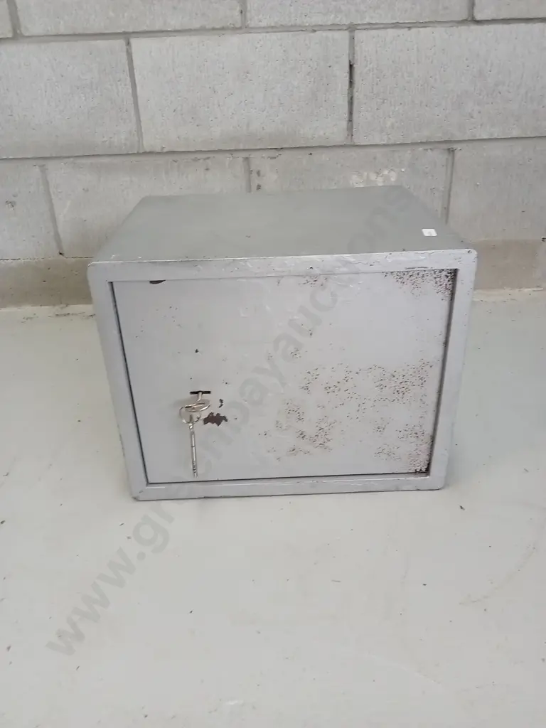SMALL METAL SAFE WITH TURN KEY, H 30 CM X W 38CM X D 30CM Image 1++