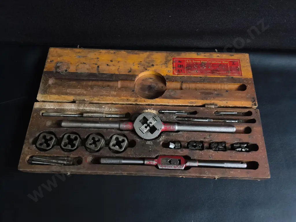 VINTAGE GREENFIELD NO. 301 "O.K." SCREW PLATE WOODEN CASED TAP AND DIE SET Image 1++