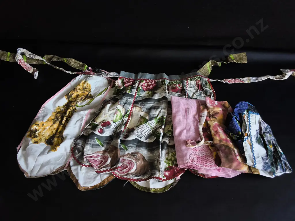 MIX OF VINTAGE APRONS, 5 PIECES Image 1++