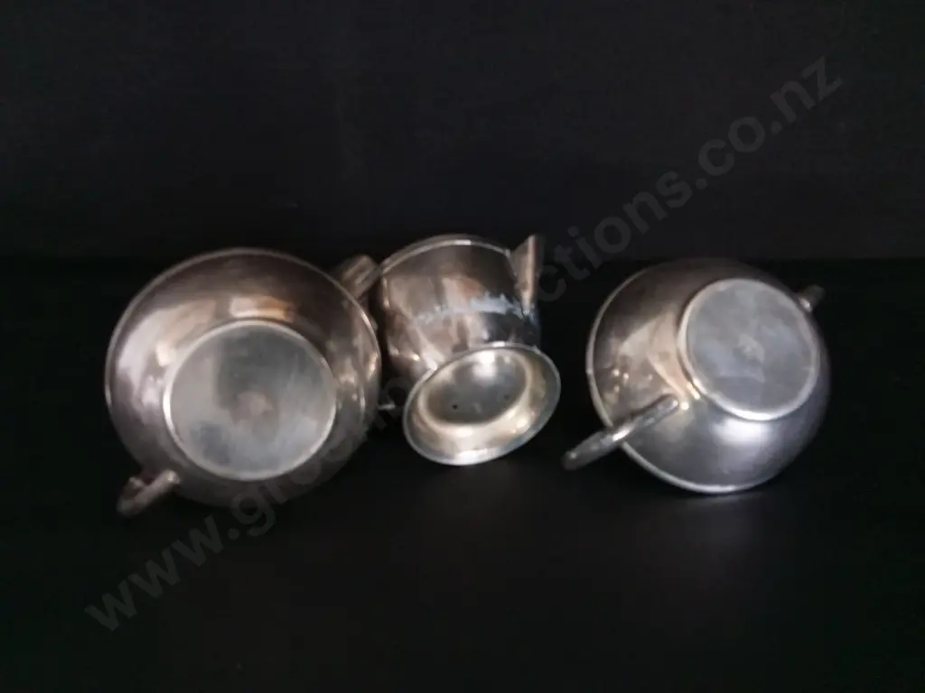 SET OF SILVER PLATED CREAMER AND TEAPOTS Image 1++