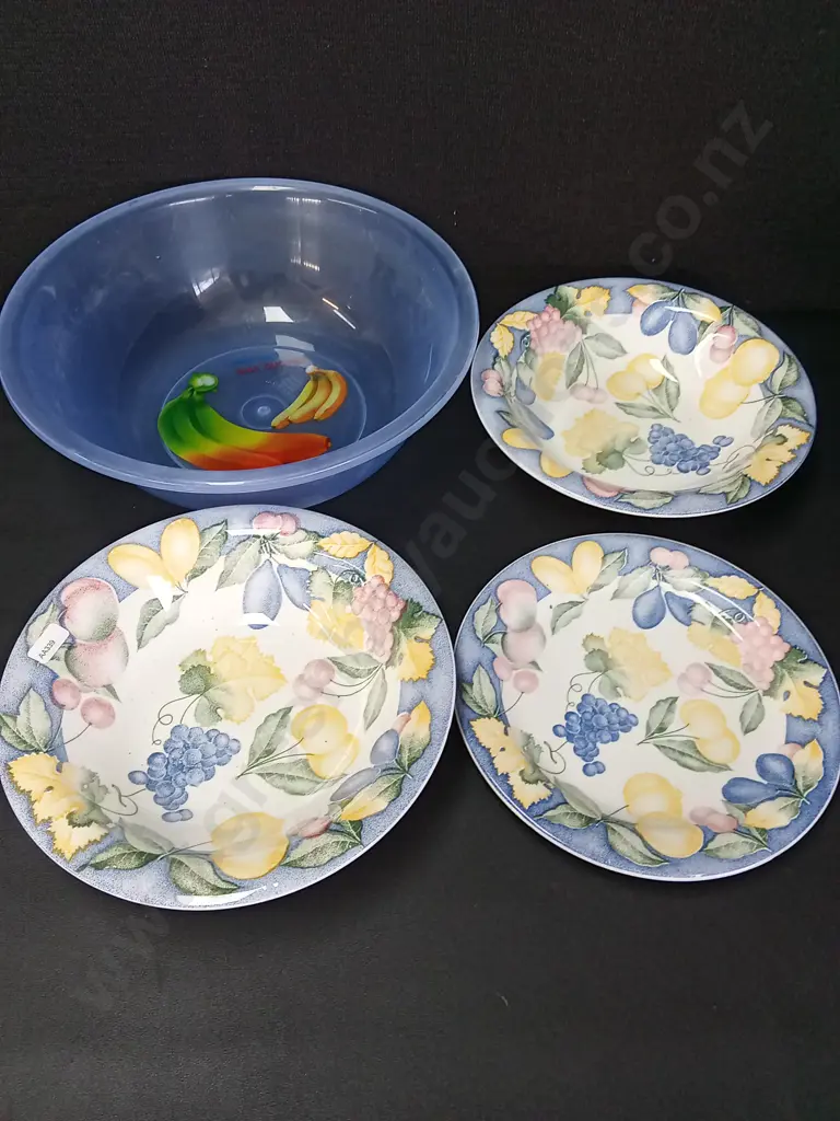 2 ILLUSTRATED BOWLS WITH MATCHING PLATE AND A PLASTIC BOWL DIA34CM Image 1++