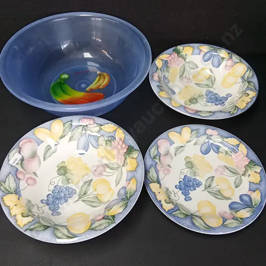 2 ILLUSTRATED BOWLS WITH MATCHING PLATE AND A PLASTIC BOWL DIA34CM