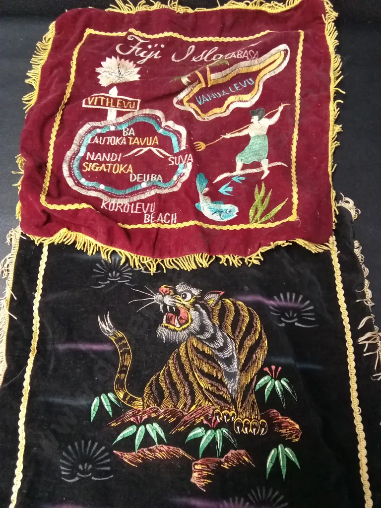 2 VELEVET CUSHION COVERS AND A WOBBLING TIGER Image 1++